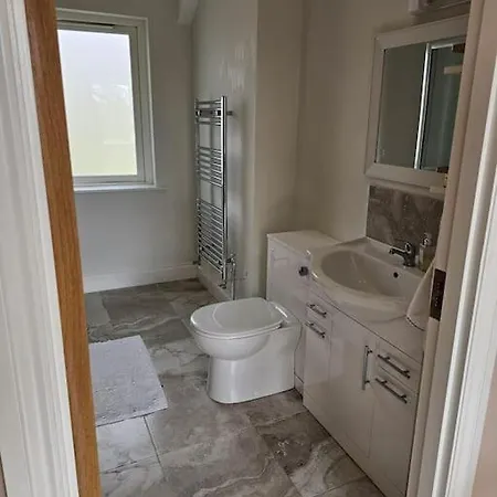 Five Bedroom House Druids Glen בית נופש Leabeg