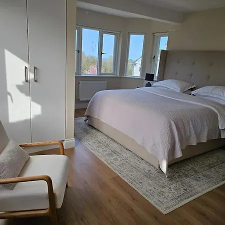 Five Bedroom House Druids Glen Σπίτι διακοπών Leabeg