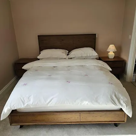 Five Bedroom House Druids Glen Σπίτι διακοπών Leabeg