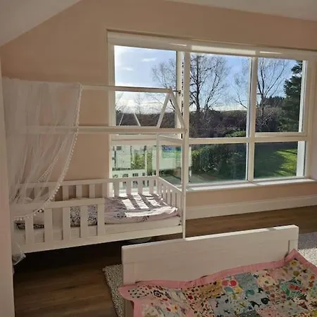 בית נופש Five Bedroom House Druids Glen Leabeg